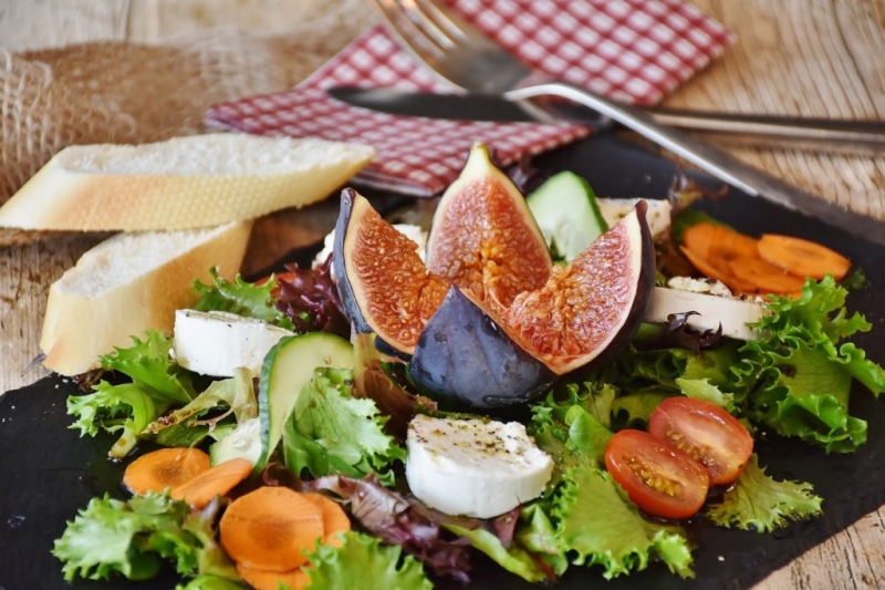 Тяжелые тарелки, музыка и еще 8 способов обмануть мозг и сделать еду вкуснее