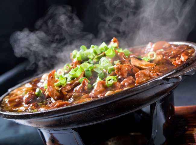 Тяжелые тарелки, музыка и еще 8 способов обмануть мозг и сделать еду вкуснее