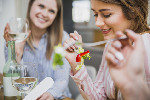 Тяжелые тарелки, музыка и еще 8 способов обмануть мозг и сделать еду вкуснее