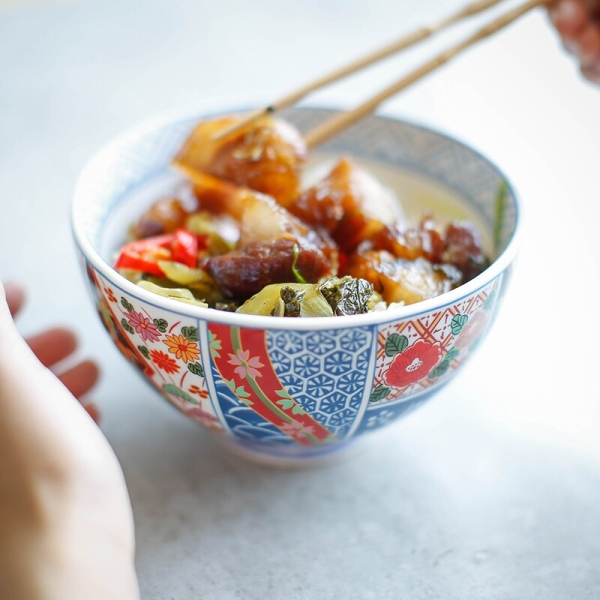 Тяжелые тарелки, музыка и еще 8 способов обмануть мозг и сделать еду вкуснее