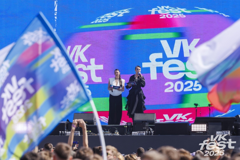 Егора Крида «рассекретили» — певец вышел на сцену VK Fest в Петербурге как тайный гость