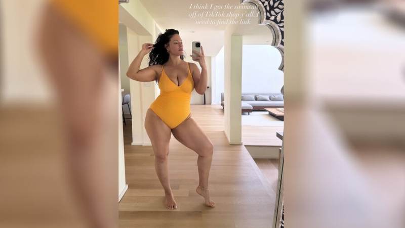 Plus-size модель Эшли Грэм станцевала в купальнике перед зеркалом