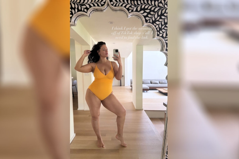 Plus-size модель Эшли Грэм станцевала в купальнике перед зеркалом