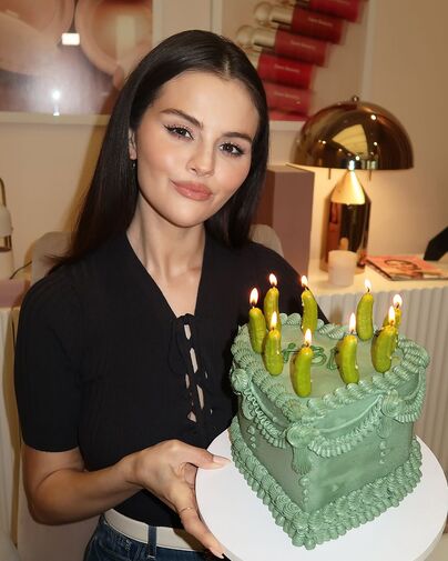 Селена Гомес показала праздничный торт со свечами-огурцами
