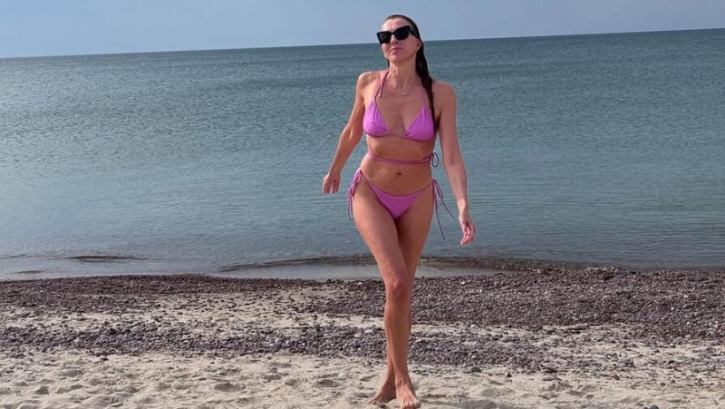 56-летняя экс-жена Бондарчука показала фигуру в крошечном бикини