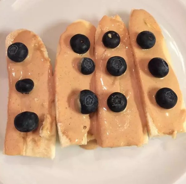 "Да начнется ночной жор!" - диетологи назвали 11 продуктов, которые можно есть перед сном