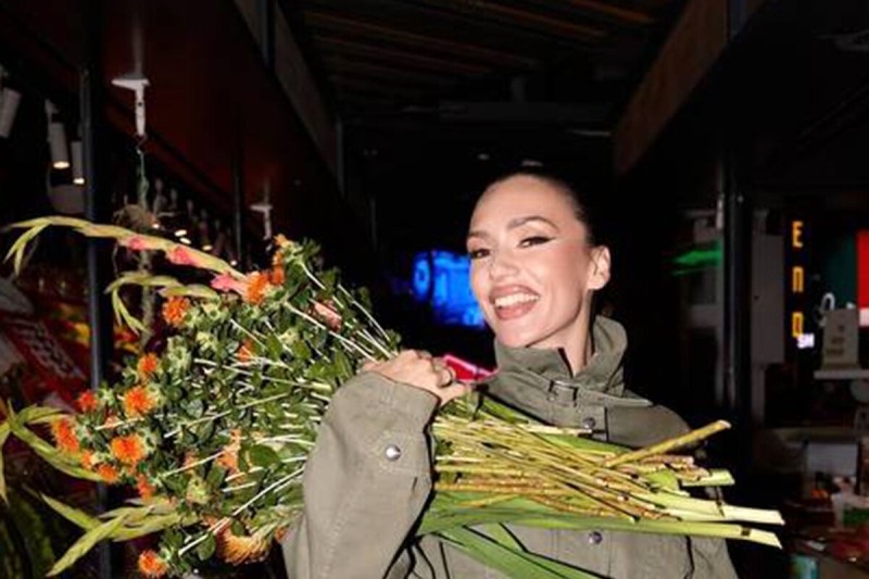 Экс-солистка SEREBRO в куртке с голыми ногами снялась на рынке