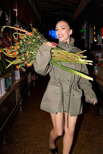 Экс-солистка SEREBRO в куртке с голыми ногами снялась на рынке