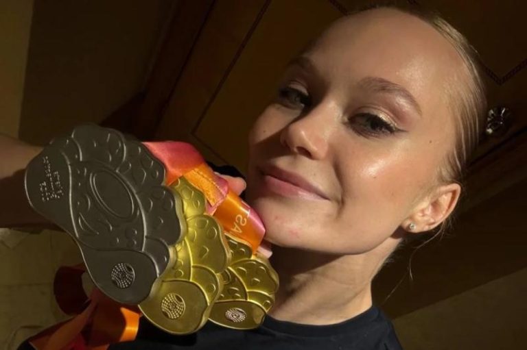 Два золота и серебро. Как Мельникова шла к триумфу на Чемпионате мира-2025