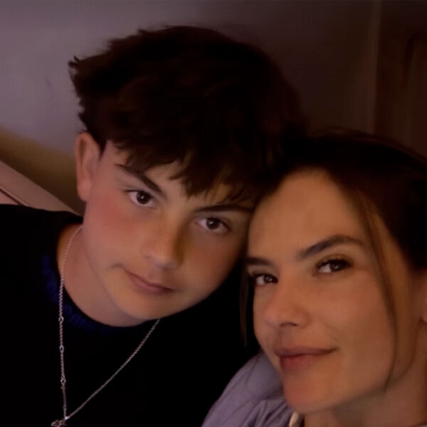 44-летняя «ангел» Victoria's Secret показала редкое фото с 13-летним сыном