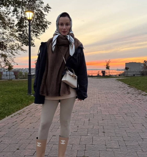 49-летняя Тина Канделаки в резиновых сапогах и меховой манишке снялась в Костроме