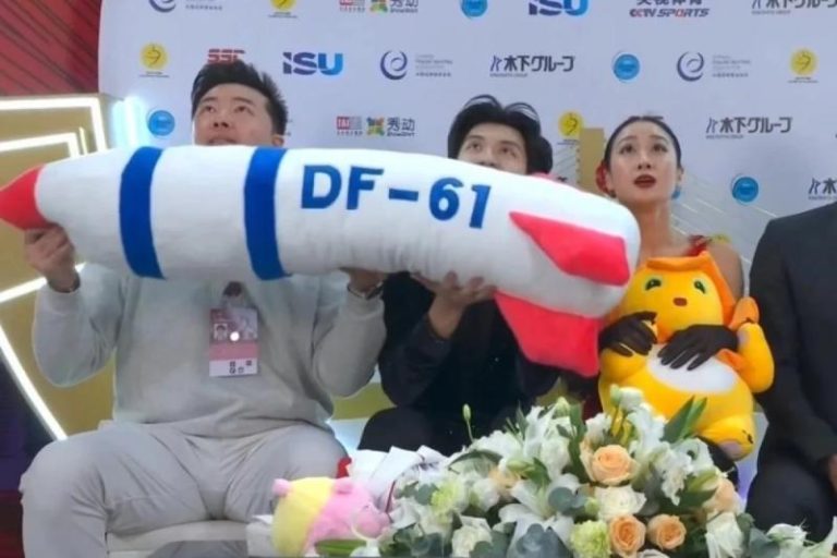 Китай покарают в фигурном катании? ISU возмущен плюшевой ракетой