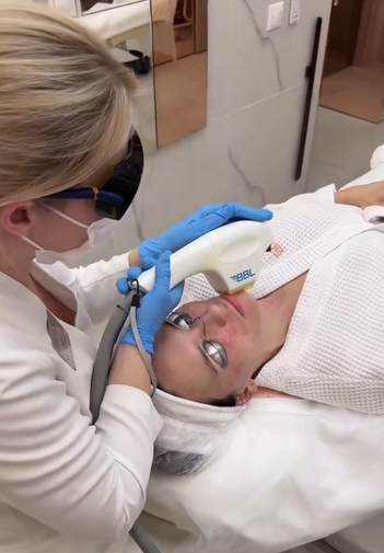 Экс-солистка SEREBRO показала лицо без макияжа и фильтров