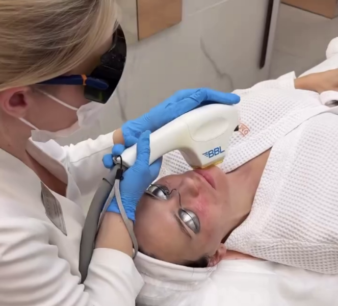 Экс-солистка SEREBRO показала лицо без макияжа и фильтров