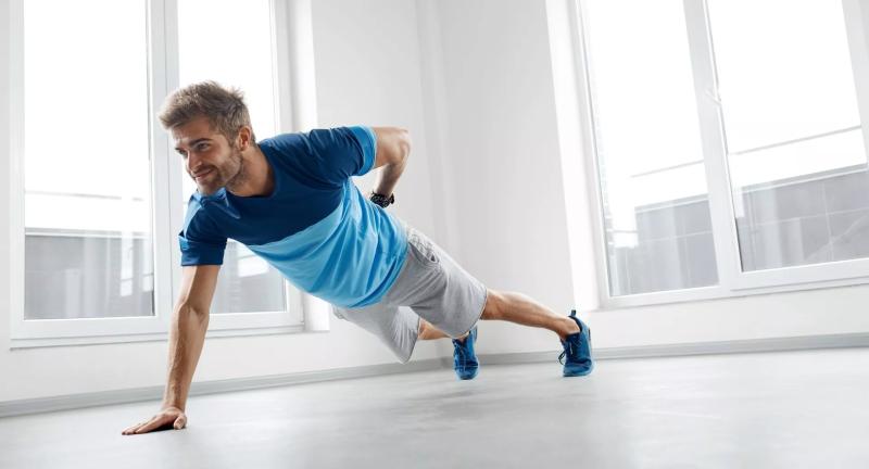 Фитнес дома: тренировка на проблемные места на полу (видео)