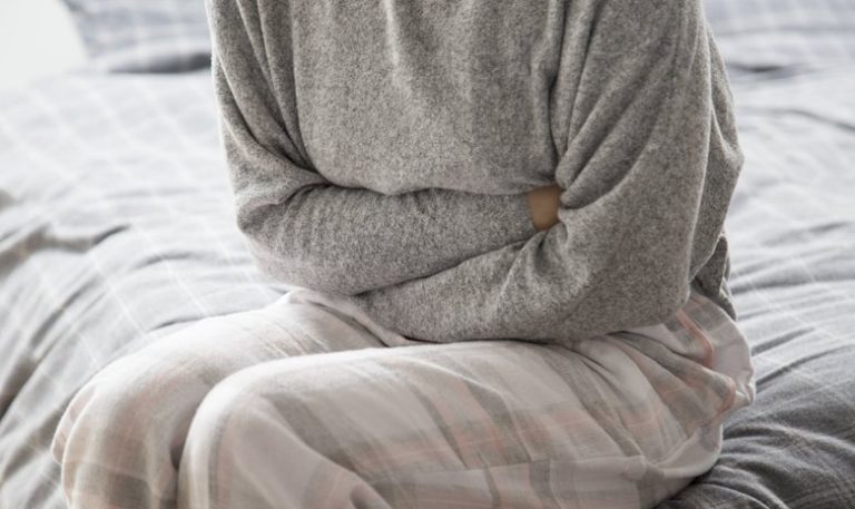 Любителей объедаться предостерегли от популярного метода борьбы с чувством тяжести