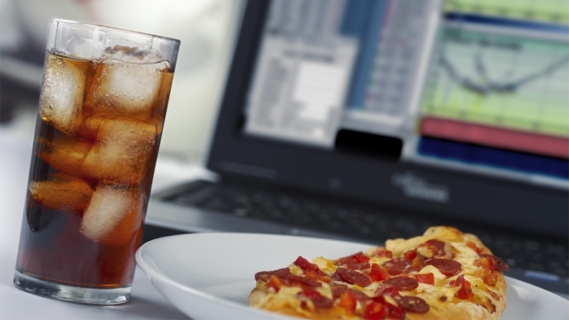 Ученые рассказали об опасности сладких и диетических напитков для печени