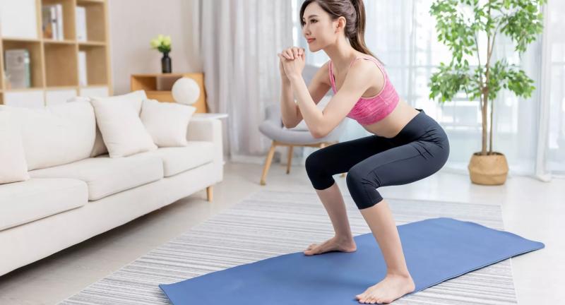 10 видов приседаний, которые помогут подтянуть живот, талию и ягодицы и разнообразят ваши тренировки