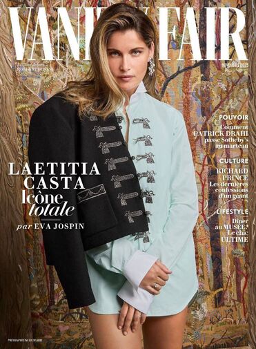 47-летняя Летиция Каста снялась в рубашке без штанов для глянца