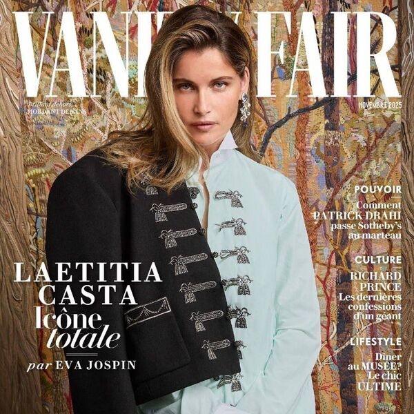 47-летняя Летиция Каста снялась в рубашке без штанов для глянца