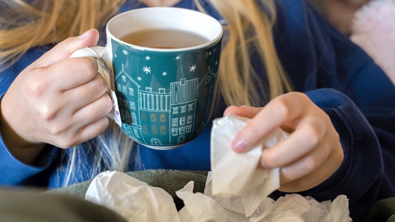 Аллергологи предупредили о сезонных рисках для аллергиков в зимние праздники