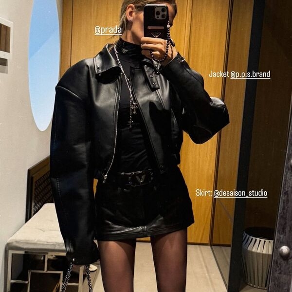 Дочь теннисиста Кафельникова в кожаной мини-юбке снялась с сумкой за 440 тысяч рублей