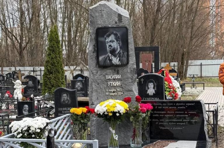 Конец матча. Как выглядит памятник на могиле комментатора Василия Уткина