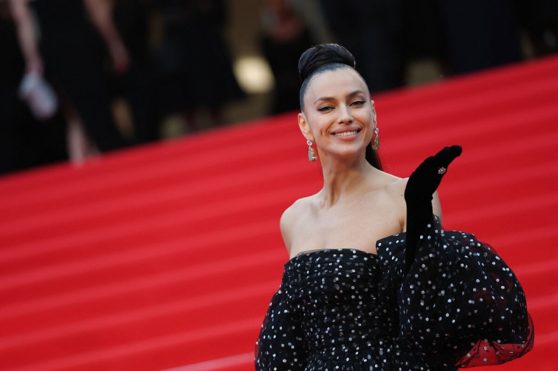 Ирина Шейк отпраздновала Хэллоуин с дочерью и Брэдли Купером