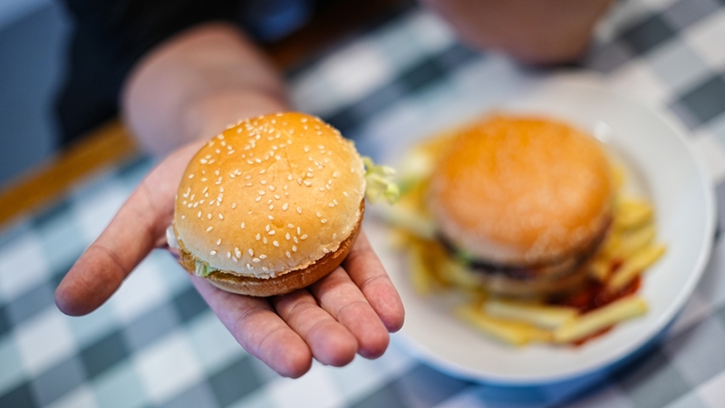 Исследователи рассказали о влиянии ультраобработанных продуктов на переедание