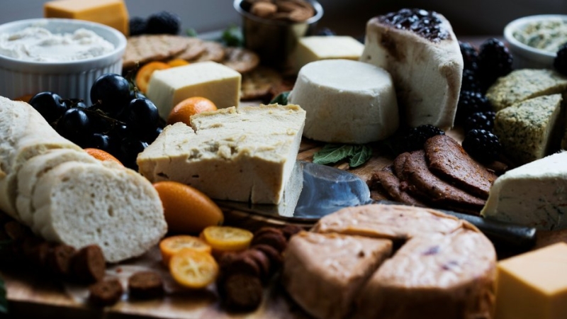 Как изобрели веганский сыр, из чего его делают и способен ли этот продукт заменить молочные аналоги