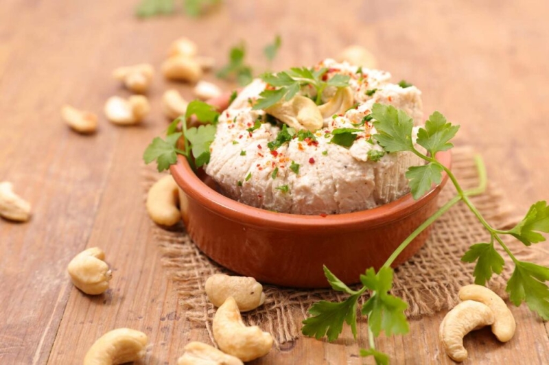 Как изобрели веганский сыр, из чего его делают и способен ли этот продукт заменить молочные аналоги