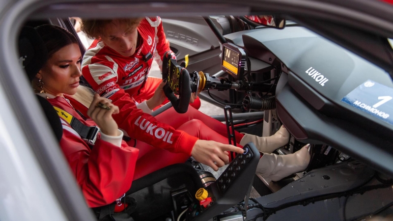 Музыкальная премьера Мити Фомина и Екатерины Гусевой на акции «Заправляем счастьем»