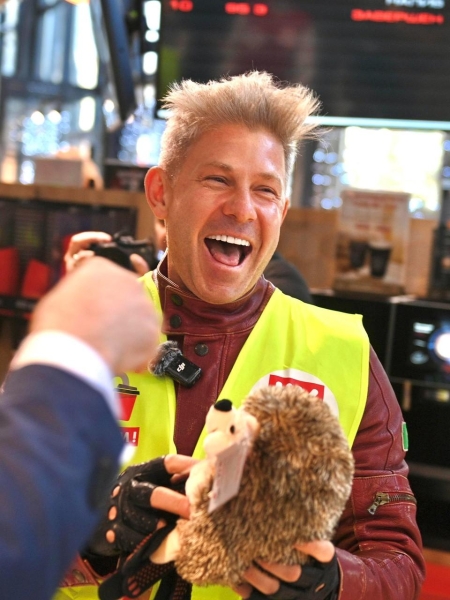 Музыкальная премьера Мити Фомина и Екатерины Гусевой на акции «Заправляем счастьем»