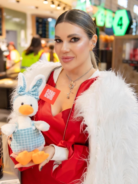 Музыкальная премьера Мити Фомина и Екатерины Гусевой на акции «Заправляем счастьем»