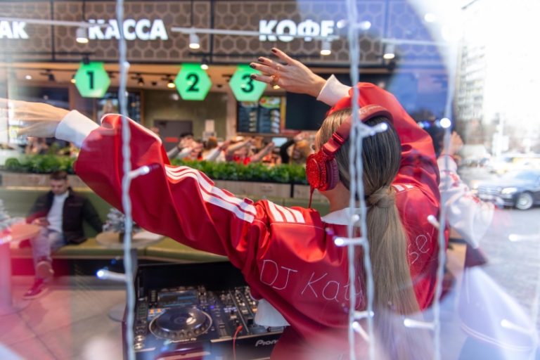 Музыкальная премьера Мити Фомина и Екатерины Гусевой на акции «Заправляем счастьем»