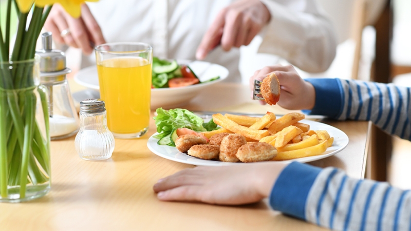 Пищевой технолог назвал безопасную месячную норму наггетсов