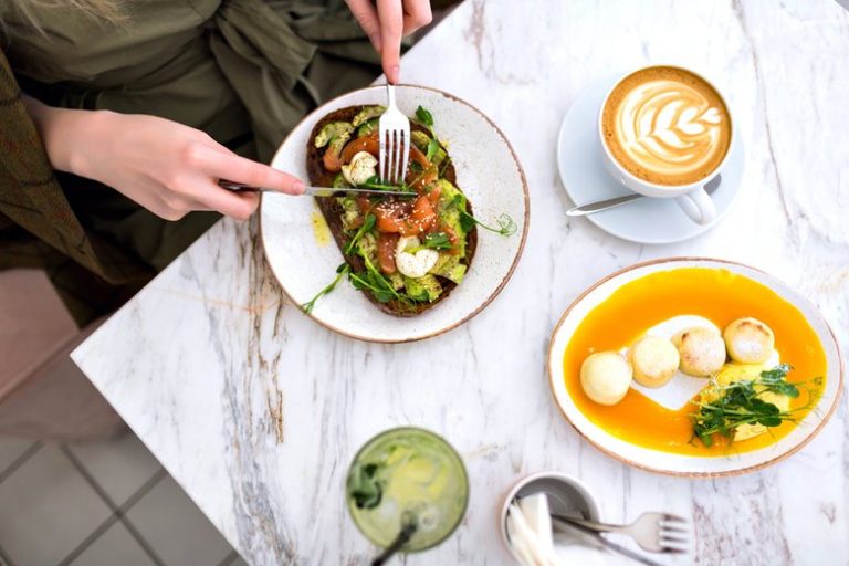 Развеян миф о том, что еду нельзя запивать водой, кофе и чаем