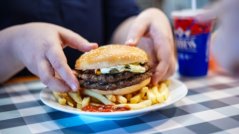 Специалист рассказала о причинах переедания и способах его контролировать