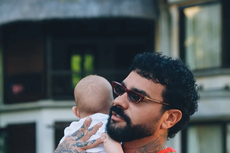 Тимати опубликовал фото с новорожденной дочерью