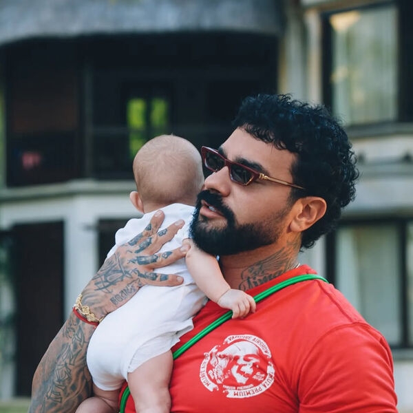 Тимати опубликовал фото с новорожденной дочерью