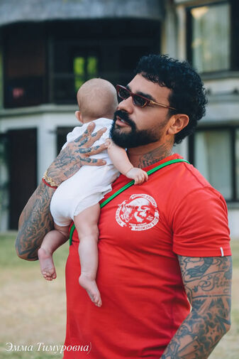 Тимати опубликовал фото с новорожденной дочерью