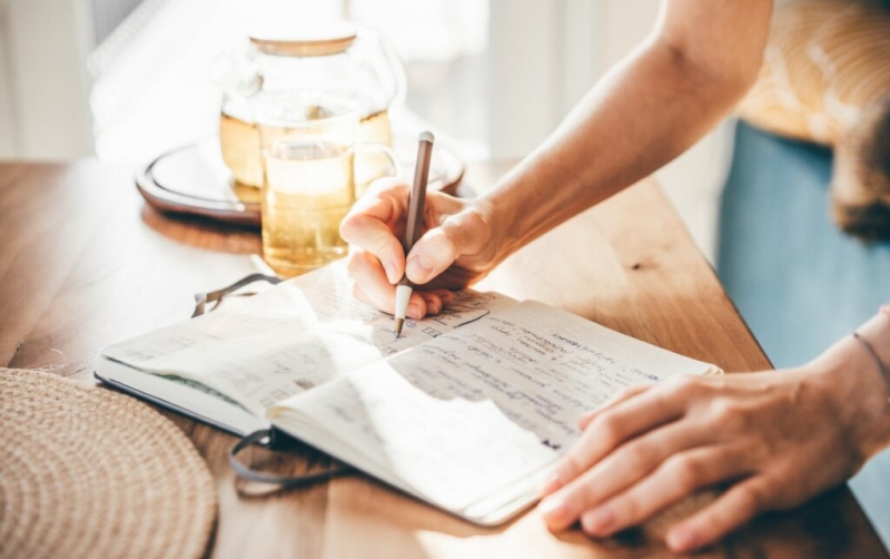 Тренд «Winter Arc»: почему зумеры массово бреются налысо и идут в качалку зимой