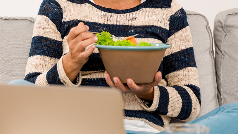 Врач предупредила об опасных последствиях позднего ужина