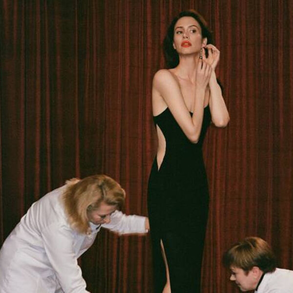 Жена Янковского снялась в платье с голой спиной и разрезом до бедра