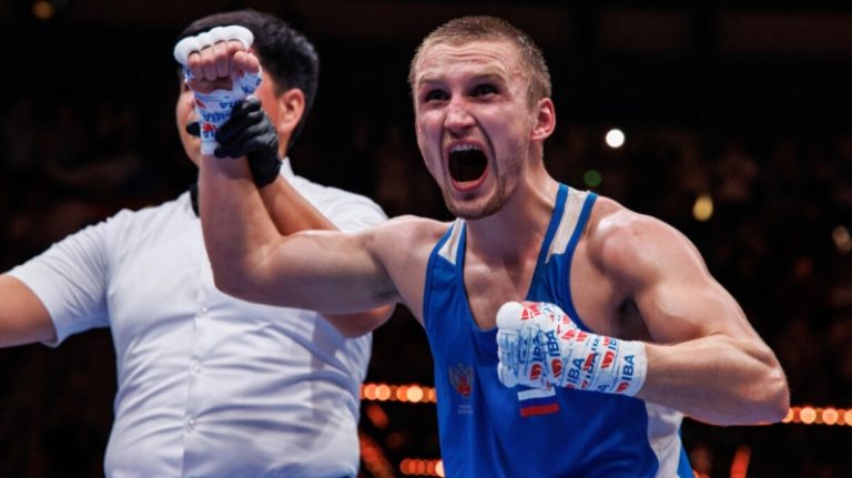 Шумков прокомментировал момент с укусом соперника за ухо в финале ЧМ‑2025 по боксу