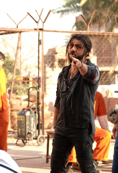 Фееричные трюки, схватка с акулой и Артемьева в сари: трейлер фильма «Королек моей любви»