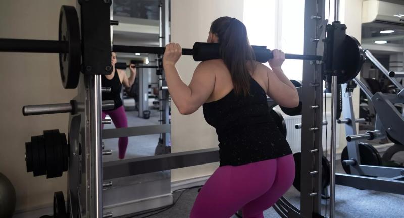 Как правильно делать приседания со штангой: техника и варианты упражнения