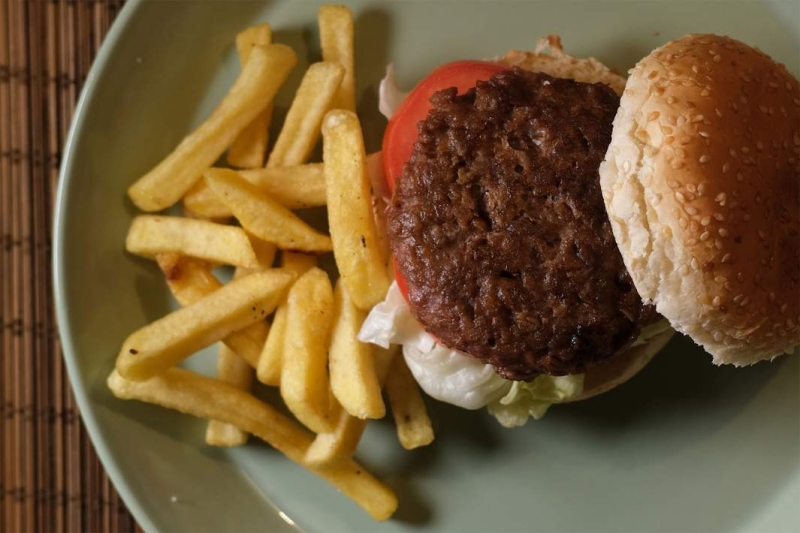 Сами с усами: от фастфуда у школьниц растут волосы на лице