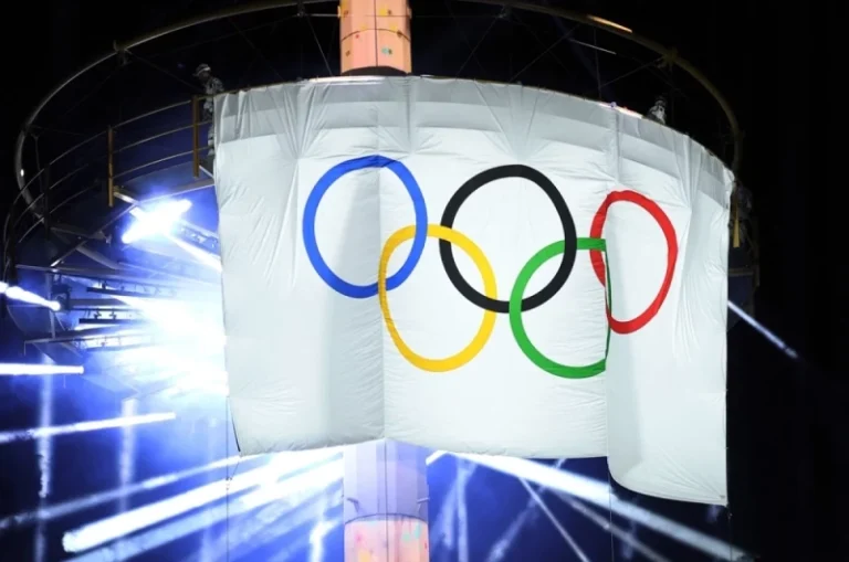 Карты, деньги, пять колец. Так нужна ли России такая Олимпиада?