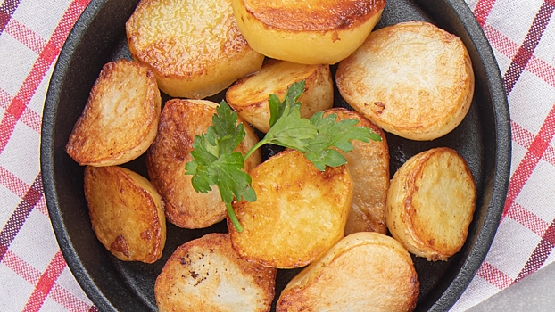 Диетолог объяснил, чем запеченный картофель полезнее жареного